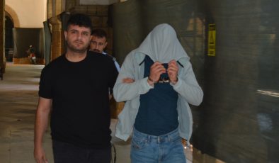 “Kanunsuz Uyuşturucu Madde Tasarrufu” suçlarından tutuklanan zanlı Mehmet Oğuzhan Tarım mahkeme huzuruna çıkarıldı.
