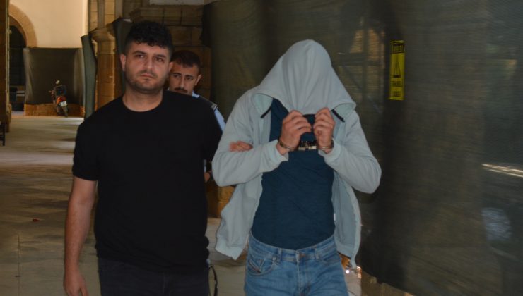 “Kanunsuz Uyuşturucu Madde Tasarrufu” suçlarından tutuklanan zanlı Mehmet Oğuzhan Tarım mahkeme huzuruna çıkarıldı.