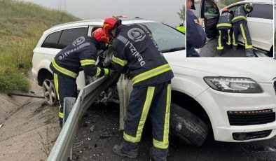 Bariyerlere saplanan lüks aracın sürücüsü hayatını kaybetti