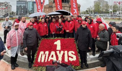 DİSK heyeti, Taksim Meydanı’na çelenk bıraktı