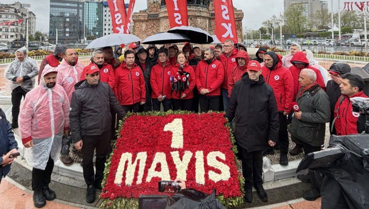 DİSK heyeti, Taksim Meydanı’na çelenk bıraktı