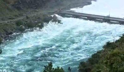 Barajın kapakları açıldı, köprü suyun debisine dayanamadı