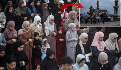 Gazze’de bayram namazı yıkılan camilerin enkazında kılındı