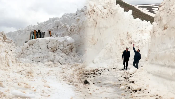 Kar boyu 8 metreyi buldu: Ekipler harekete geçti