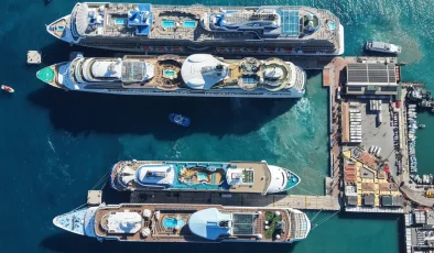Limana 4 dev gemi birden yanaştı! Yaklaşık 10 bin turist ilçeye akın etti