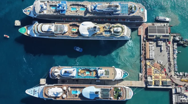 Limana 4 dev gemi birden yanaştı! Yaklaşık 10 bin turist ilçeye akın etti