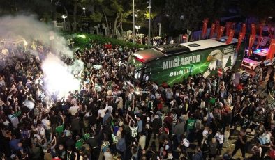 Şehir yandı! Şampiyon olan takımlarını krallar gibi karşıladılar