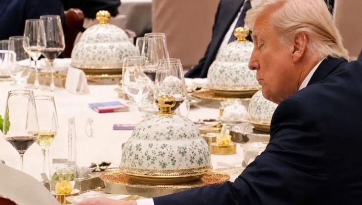 Şi masadan kalktı, Trump dayanamayıp gizlice defterini karıştırdı