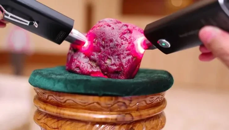 Tam 11 bin karat! 2,2 kilogram ağırlığında nadir yakut bulundu