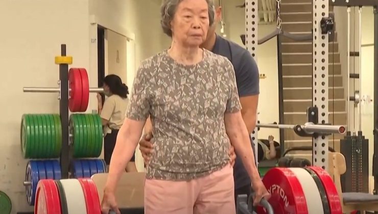 Tayvanlı nineler spor salonunda antrenman yapıyor
