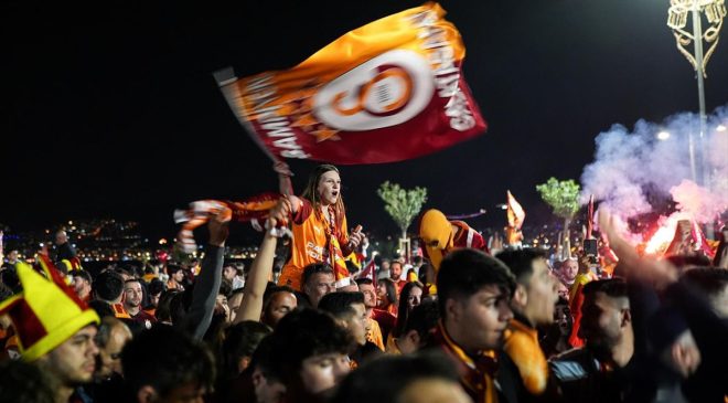 Türkiye sarı-kırmızıya boyandı: 26. şampiyonluk 81 ilde ve sınır ötesinde kutlandı