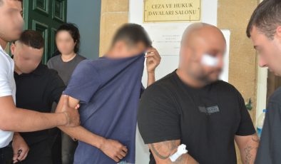 Hamitköy’de aldatma mevzusu yüzünden çıkan kavganın ardından tutuklanan M. K., U. D. ve O.E. mahkemeye çıkarıldı.