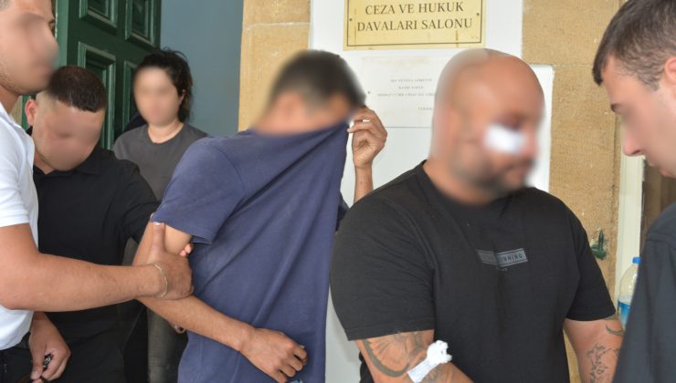 Hamitköy’de aldatma mevzusu yüzünden çıkan kavganın ardından tutuklanan M. K., U. D. ve O.E. mahkemeye çıkarıldı.