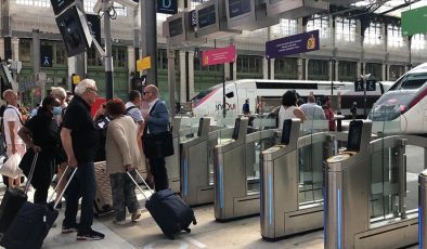 Fransa’da iş koşullarının iyileştirilmesini isteyen demir yolu çalışanları greve gitti