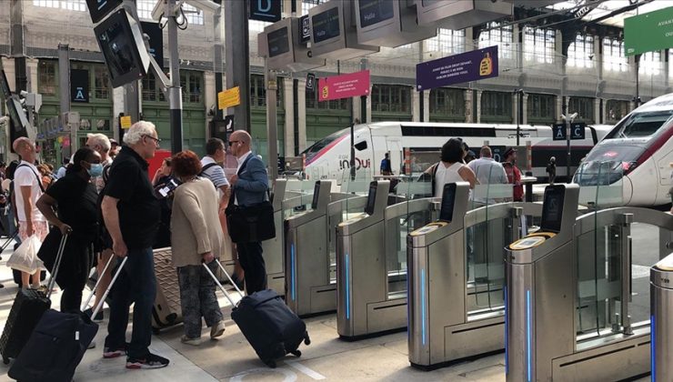 Fransa’da iş koşullarının iyileştirilmesini isteyen demir yolu çalışanları greve gitti