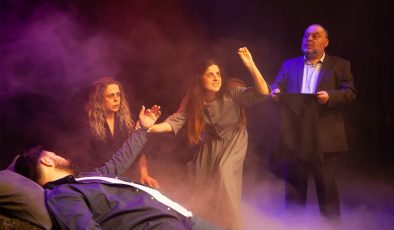 Lefkoşa Belediye Tiyatrosu’nun “Yanlışlık” adlı oyunu 22. Kıbrıs Tiyatro Festivali’nde prömiyerini yaptı