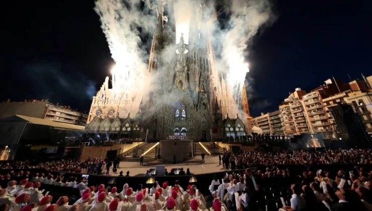 Sagrada Familia’nın yeni kulesi törenle açıldı: 120 bin kişi izledi