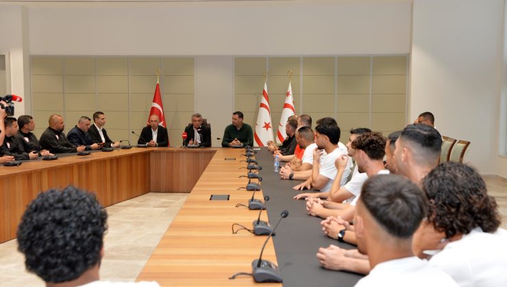 Erhürman, KKTC A Milli Futbol Takımı’nı kabul etti