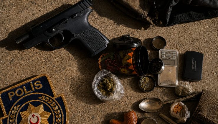 Adli olaylar… Haspolat’ta bir evde kanunsuz ateşli silah ve uyuşturucu ele geçirildi