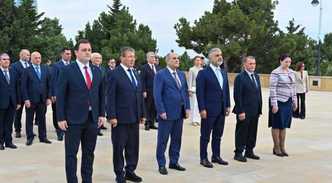 Üstel, Haydar Aliyev’in anıt mezarını ziyaret etti