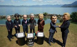 Oxfam aktivistleri G7 Zirvesi öncesi protesto düzenledi