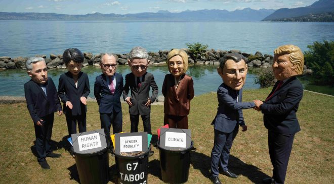 Oxfam aktivistleri G7 Zirvesi öncesi protesto düzenledi