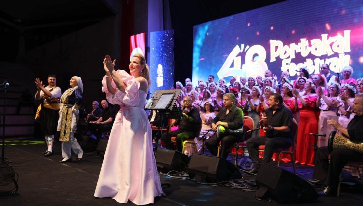 Bahar Esintileri Sanat Derneği Korosu Portakal Festivali’nde konser verdi