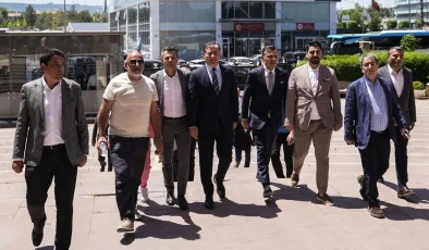 CHP’de olağanüstü kurultay talep eden 833 delegenin imzası genel merkeze teslim edildi