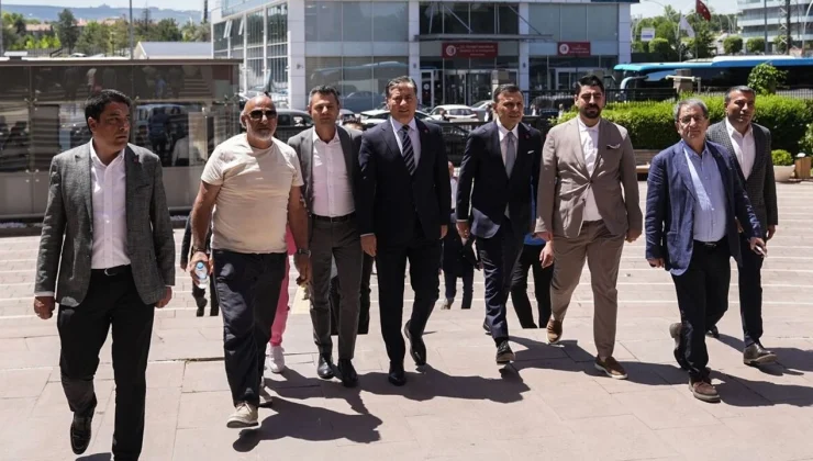 CHP’de olağanüstü kurultay talep eden 833 delegenin imzası genel merkeze teslim edildi