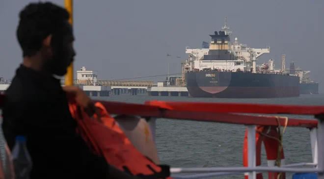 Suudi Arabistan ve İran petrolü taşıyan tankerler Hürmüz Boğazı’ndan geçti