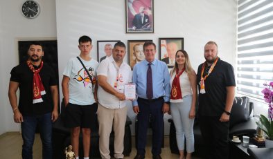 Bayındırlık ve Ulaştırma Bakanı Arıklı KKTC Galatasaraylılar Derneği’ni kabul etti