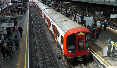 Londra’da aşırı sıcak hava ve yağış raylı ulaşımı felç etti