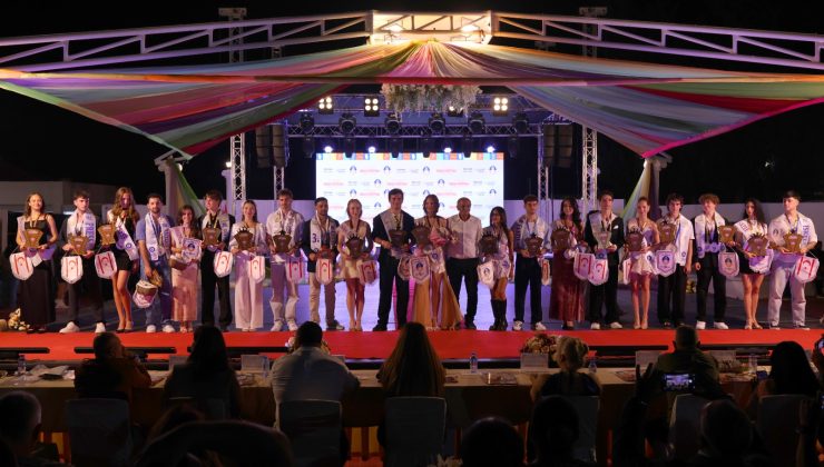 İskele’de dün akşam kostüm defilesi yapıldı…Festival Güzelleri seçildi