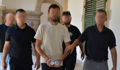 Kanunsuz Ateşli Silah ve Kanunsuz Uyuşturucu Madde Tasarrufu” suçlarında tutuklanan zanlı O.Y. yeniden mahkeme huzuruna çıkarıldı.