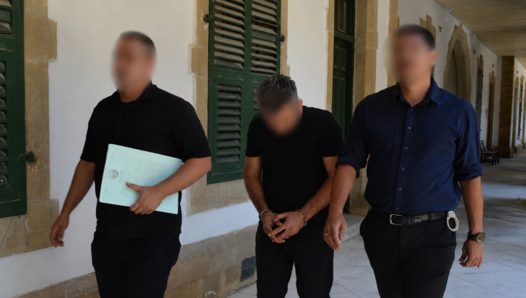 Lefkoşa’da meydana gelen “Sahte Resmi Belge Düzenleme ve Sahtelenmiş Resmi Belgeyi Tedavüle sürme” suçlarından tutuklanan S. D. mahkemeye çıkarıldı