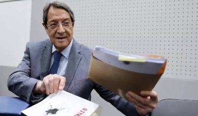 Anastasiadis basın toplantısıyla kendini savundu