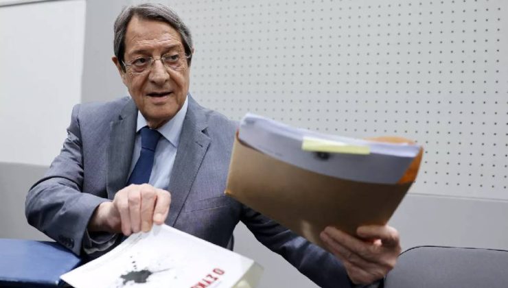 Anastasiadis basın toplantısıyla kendini savundu
