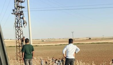 Direkte can pazarı! Akıma kapılıp baş aşağı asılı kaldı