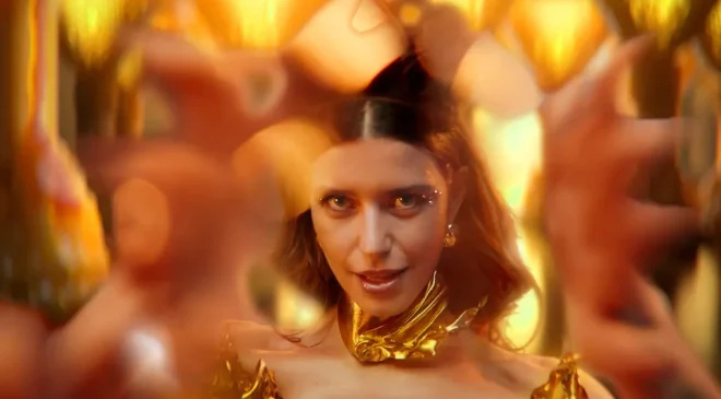 Beren Saat’in ‘Honey Bee’ şarkısına eleştiri yağdı!