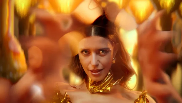 Beren Saat’in ‘Honey Bee’ şarkısına eleştiri yağdı!