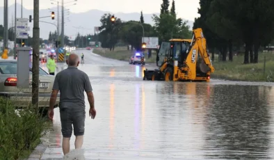 Denizli’yi yaz yağmuru vurdu! İzmir yolu kapandı, işte yerleri sular altında kaldı