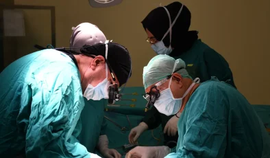 Dünyada bir ilk! Aynı anda 16 ameliyatla ilk 8’li çapraz karaciğer nakli yapıldı