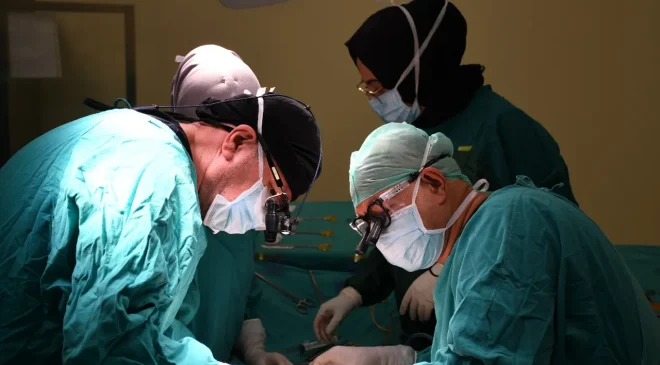 Dünyada bir ilk! Aynı anda 16 ameliyatla ilk 8’li çapraz karaciğer nakli yapıldı