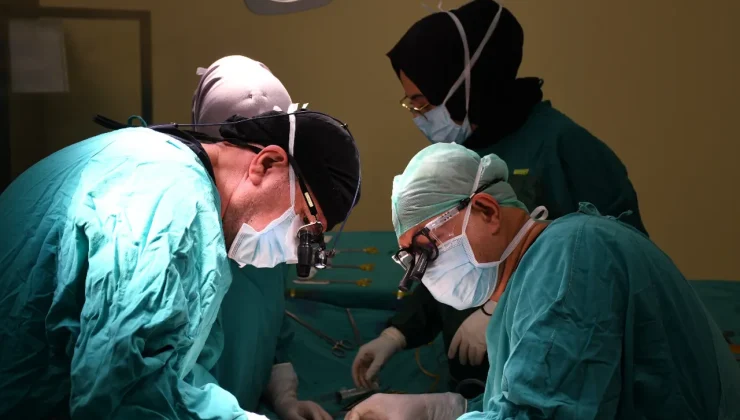 Dünyada bir ilk! Aynı anda 16 ameliyatla ilk 8’li çapraz karaciğer nakli yapıldı