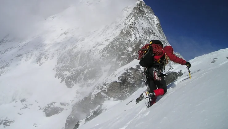 Everest’te 30 yıllık gizem çözüldü! Kimliği belirlenen ‘Yeşil Botlar’ için tarihi operasyon