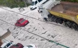 Başkenti sağanak ve dolu vurdu, yaşam durma noktasında geldi