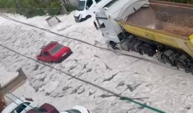 Başkenti sağanak ve dolu vurdu, yaşam durma noktasında geldi