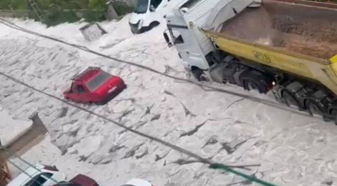 Başkenti sağanak ve dolu vurdu, yaşam durma noktasında geldi