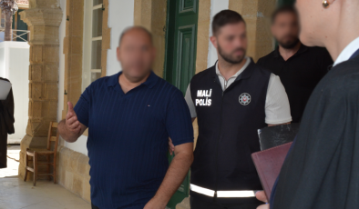 Sahte poliçe düzenleme, sahtekarlıkla para temini, bilişim sistemleri aracılığıyla dolandırıcılık, başkasının kimliğine bürünme, suç gelirlerini aklama, kişisel verilerin korunmasına aykırı hareket, sahte banka emri düzenleme suçlarından mahkemeye çıkarıldı.