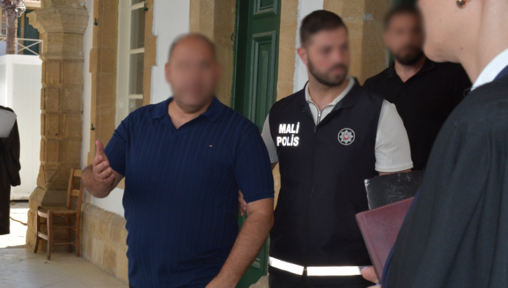 Sahte poliçe düzenleme, sahtekarlıkla para temini, bilişim sistemleri aracılığıyla dolandırıcılık, başkasının kimliğine bürünme, suç gelirlerini aklama, kişisel verilerin korunmasına aykırı hareket, sahte banka emri düzenleme suçlarından mahkemeye çıkarıldı.